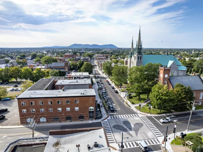 Vue aérienne du centre-ville de Granby.