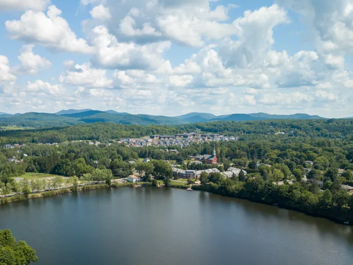 Vue aérienne de la ville et du lac de Cowansville.