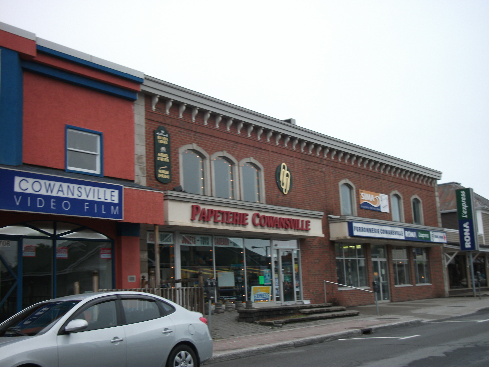 Façades de commerces au centre-ville de Cowansville.
