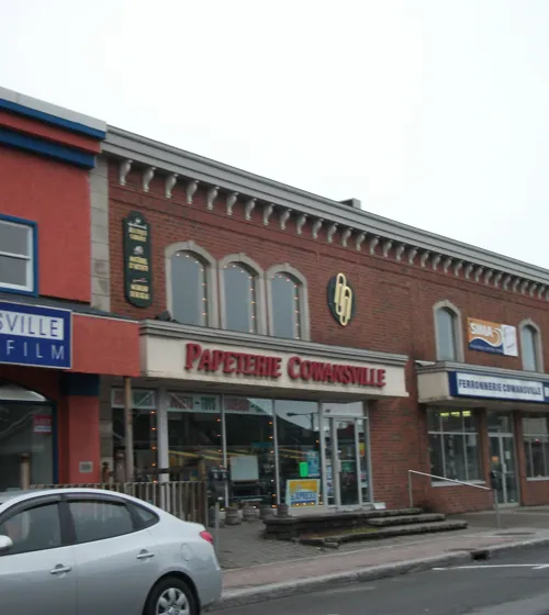 Façades de commerces au centre-ville de Cowansville.