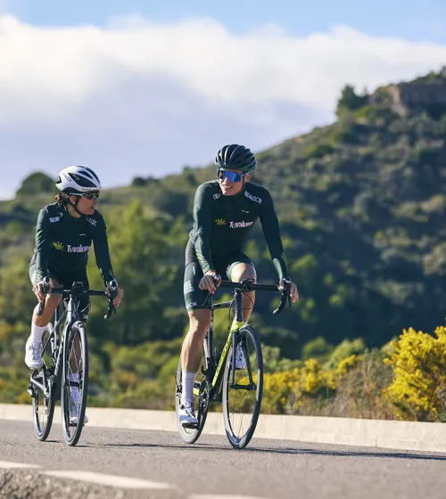 Deux cyclistes sur une piste cyclable.