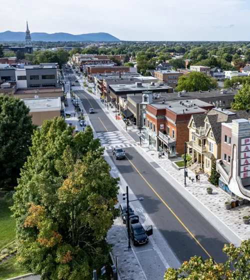 Vue aérienne du centre-ville de Granby.
