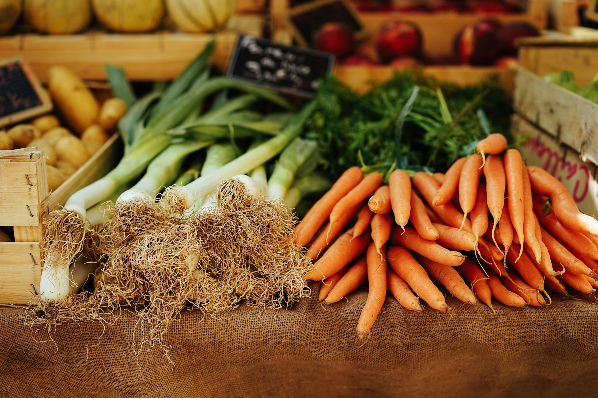 Des fruits et des légumes dans un marché public.