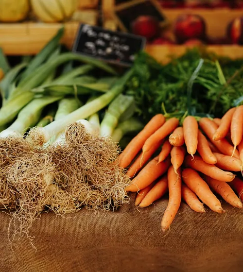 Des fruits et des légumes dans un marché public.