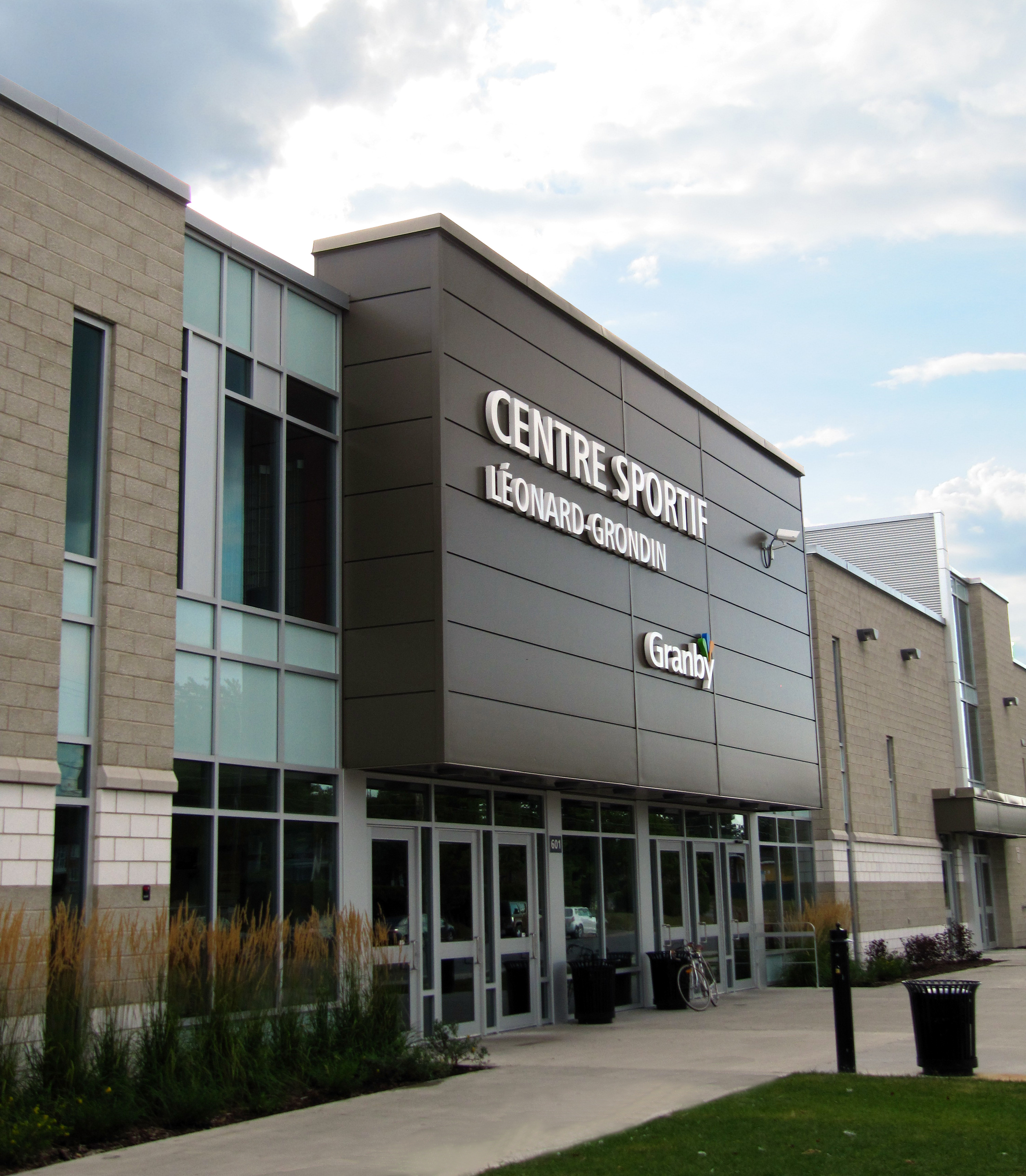 Façade du Centre sportif Léonard-Grondin.