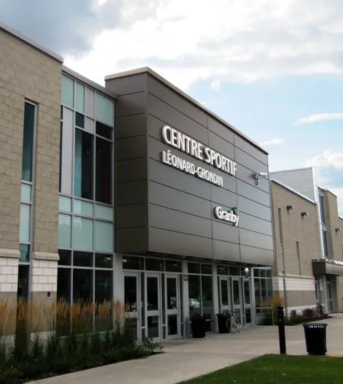 Façade du Centre sportif Léonard-Grondin.