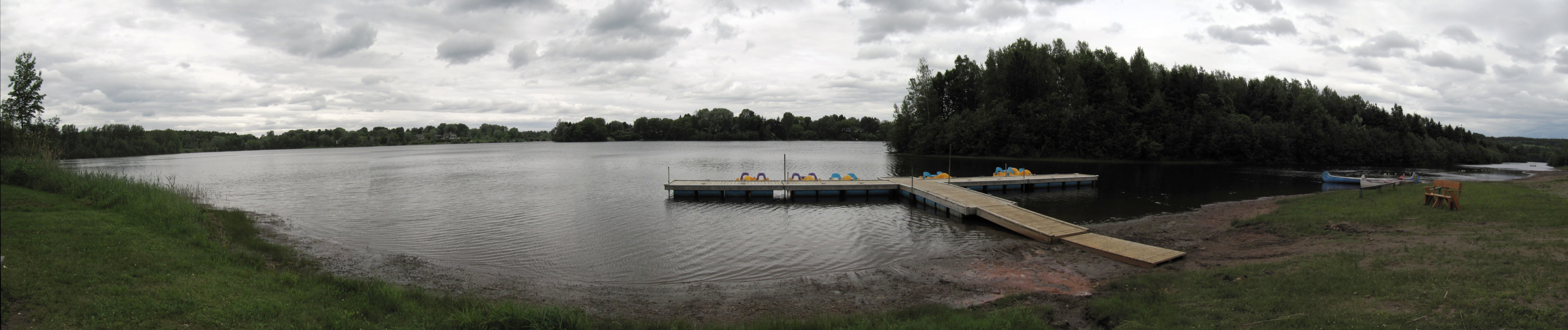 Un quai en bois sur un lac.