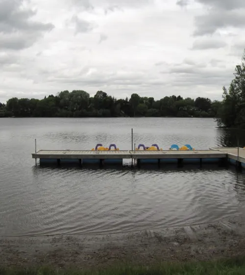 Un quai en bois sur un lac.